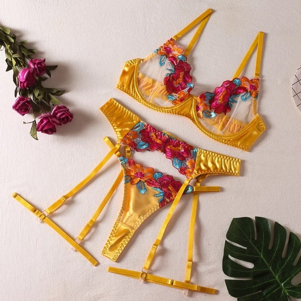 “Banana” flower embroidered 3-piece lingerie set